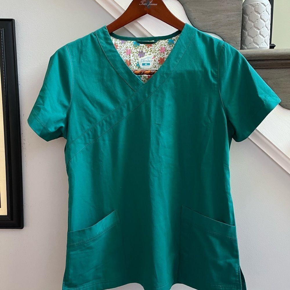 Dansko Green Adjustable Waist Scrub Top sz M